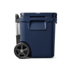 YETI Roadie 48 Wheeled Cool Box - Navy 7 YETI Roadie 48 Wheeled Cool Box - Navy -Venture Camp yeti roadie 48 wheeled cool box navy 3 63778 p